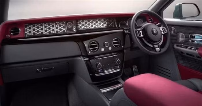 Một điểm nổi bật nữa là tính năng Rolls-Royce Connected, cho phép chủ xe gửi địa chỉ điểm đến từ điện thoại thông minh tới hệ thống định vị trên xe. Nhờ đó, hệ thống sẽ có thể tính toán tuyến đường phù hợp nhất, hiển thị vị trí và trạng thái của xe trên màn hình điện thoại thông minh của chủ xe.