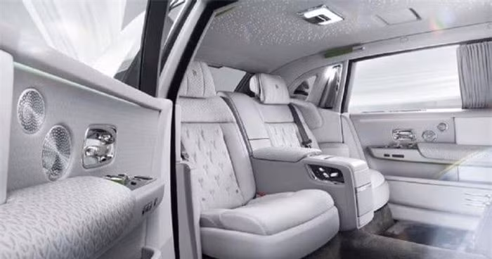 Rolls-Royce Phantom 2023 sử dụng chất liệu bọc vải cho hàng ghế sau trong khi hàng ghế trước được bọc da. Nội thất màu trắng có được là nhờ kết hợp hai loại vải khác nhau, một loại có độ bền và loại còn lại được làm từ sợi tre để hoàn thiện vẻ sang trọng. Bề mặt được trang trí bởi họa tiết “Spirit of Ecstasy” tuyệt đẹp.