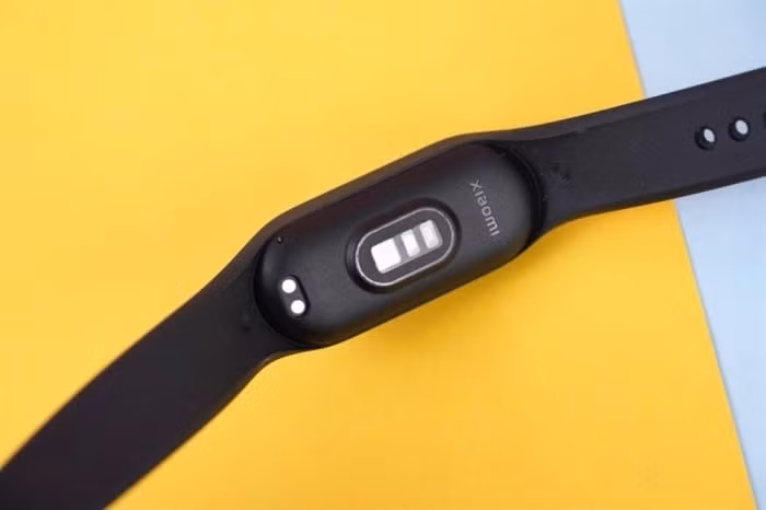 Mi Band 7 được trang bị dây đeo cổ tay TPU kháng khuẩn sáu màu, màu ngụy trang tiên phong mới và dây đeo cổ tay huỳnh quang. Tất cả đều nhắm đến các nhu cầu sử dụng cho mục đích thể thao.