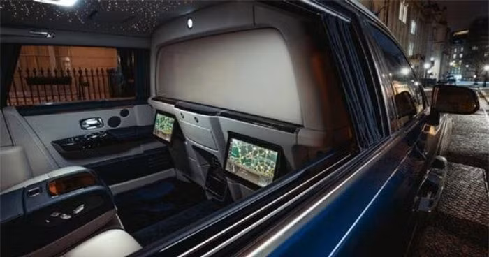  Trên tất cả, Rolls-Royce luôn đề cao sự riêng tư và xa xỉ (Privacy Suite) nên không gian cabin kín đáo với hệ thống âm thanh - hình ảnh an toàn cho khách cũng được thiết kế hoàn hảo. Trên xe còn có hệ thống giải trí phía sau bao gồm hai màn hình HD 12 inch được liên kết với phần mềm thông tin giải trí của Phantom. 