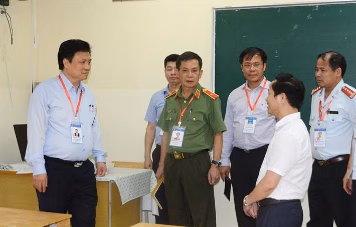 Thứ trưởng Nguyễn Hữu Độ kiểm tra công tác tổ chức thi tại Hà Nội.