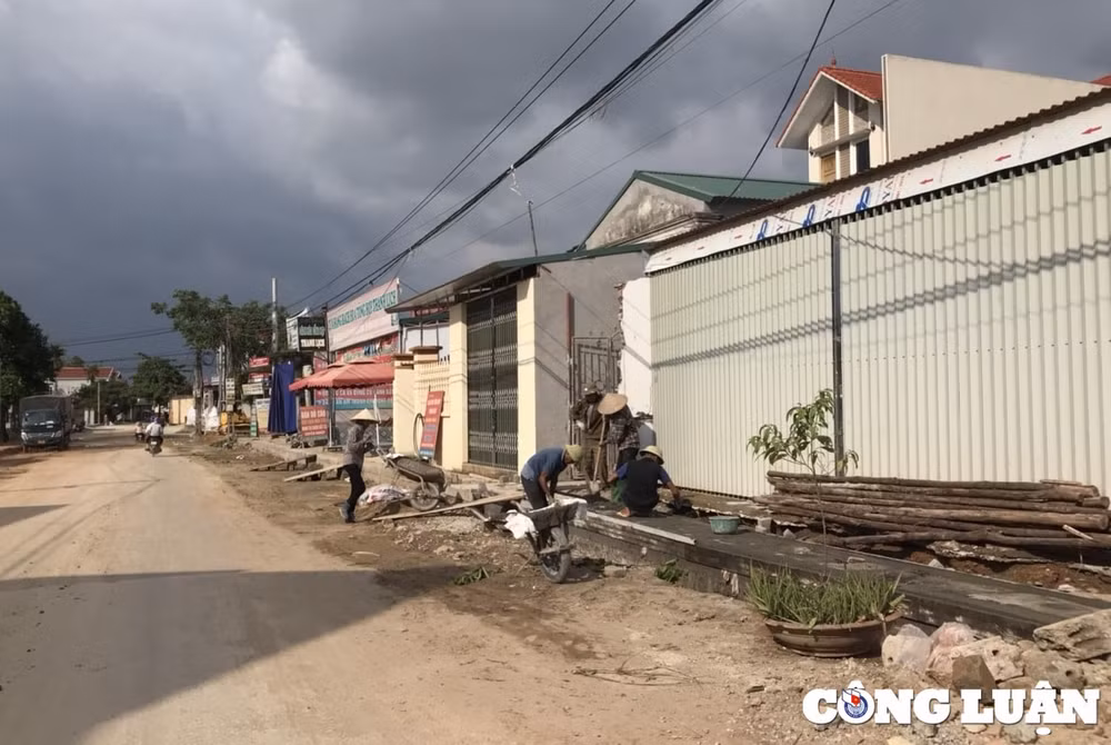 Công nhân thi công hệ thống thoát nước không được trang bị đầy đủ đồ bảo hộ theo yêu cầu.