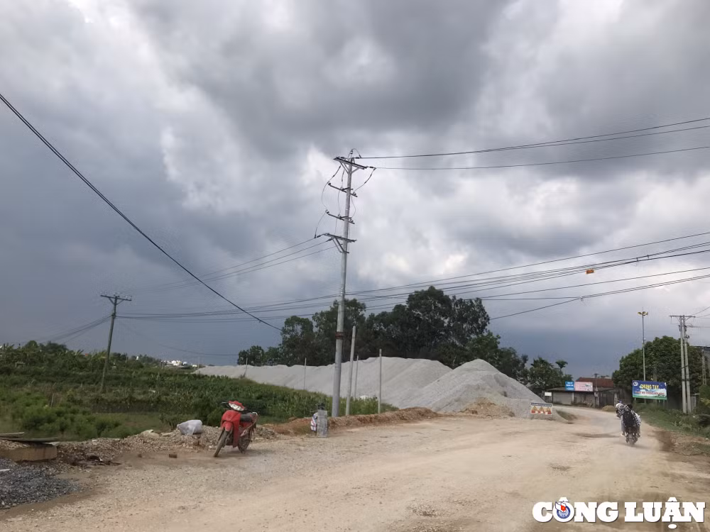 Vật liệu xây dựng được tập kết ngay dưới đường điện với khoảng cách không xa.