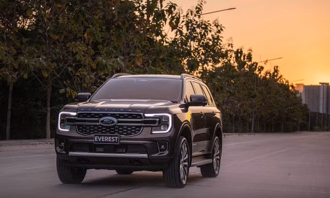 Ở phiên bản cao cấp nhất Ford Everest thế hệ mới còn được trang bị các công nghệ an toàn: Hệ thống hỗ trợ đỗ xe tự động 2.0, hệ thống kiểm soát hành trình thích ứng (ACC) với tính năng đi và dừng, hệ thống giữ làn đường và nhận biết rìa đường, hỗ trợ đánh lái tránh va chạm, hỗ trợ phanh khi lùi, cảnh báo điểm mù, cảnh báo va chạm tại giao lộ khi có xe cắt ngang… Ford Everest thế hệ mới có 6 chế độ lái gồm Normal, Eco, Tow/Haul, Slippery, Mud & Ruts và Sand. Hơn nữa, mẫu xe này có khả năng lội nước lên tới 800 mm. Tất cả các phiên bản đều được trang bị 7 túi khí.