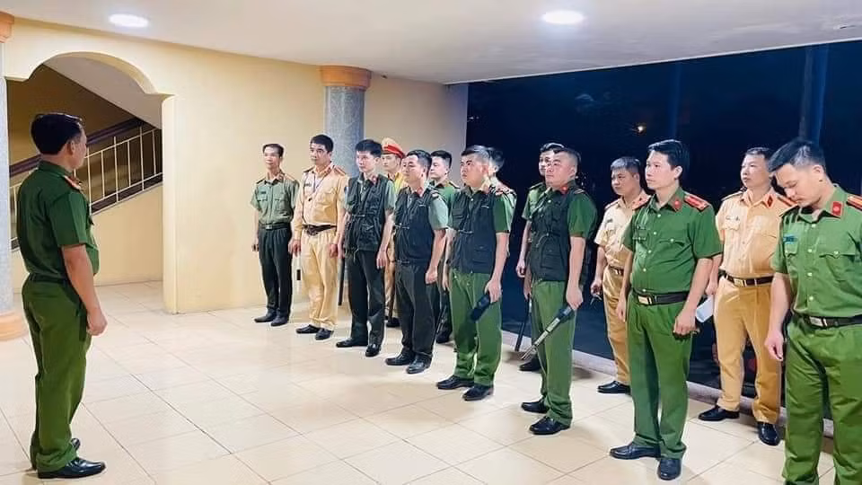 Các cán bộ chiến sĩ được trang bị phương tiện, vũ khí, công cụ hỗ trợ, chia thành các tổ công tác tuần tra. Ảnh: CATH