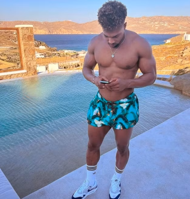 Adama Traore - ngôi sao đang hưởng lương Wolves vừa đăng tải hình ảnh lên trang cá nhân khoe việc tập luyện trong lúc nghỉ hè. Không khó để thấy Traore trông vạm vỡ với cơ bắp rắn chắc. Ảnh: FBNV