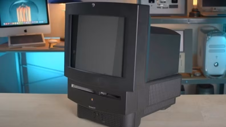 Macintosh TV: Vào năm 1993, việc vừa xem TV vừa dùng máy tính là hoàn toàn bất khả thi với người dùng. Do đó, Macintosh TV ra đời và thổi một làn gió mới vào khái niệm “có tất cả trong một” khi kết hợp máy tính với trải nghiệm xem truyền hình. Song, điều bất tiện là sản phẩm chỉ cho phép chuyển đổi qua lại hai chức năng trên màn hình 14 inch và giá thành vượt tầm so với khách hàng lúc bấy giờ. Vì vậy, Apple chỉ bán được 10.000 chiếc Macintosh TV, và ngừng hẳn sản xuất sau 4 tháng ra mắt.