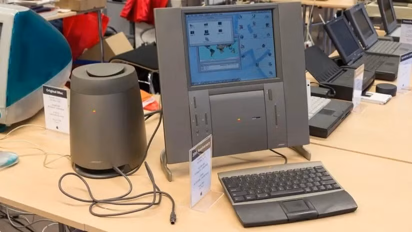 Twentieth Anniversary Macintosh: Còn được biết với tên gọi TAM, đây là sản phẩm ra mắt kỷ niệm 20 năm thành lập Apple Computer. Vào thời điểm ra mắt, nó được xếp vào hàng “xa xỉ phẩm” của Apple với giá bán cao ngất ngưởng. TAM vốn được kỳ vọng sẽ là thiết bị có tất cả trong một: vừa là máy tính, TV vừa có thể là radio. Apple thậm chí còn sử dụng xe limousine siêu sang để vận chuyển thiết bị này đến khách hàng. Nhưng cuối cùng thiết bị vẫn thất bại vì giá thành quá cao.
