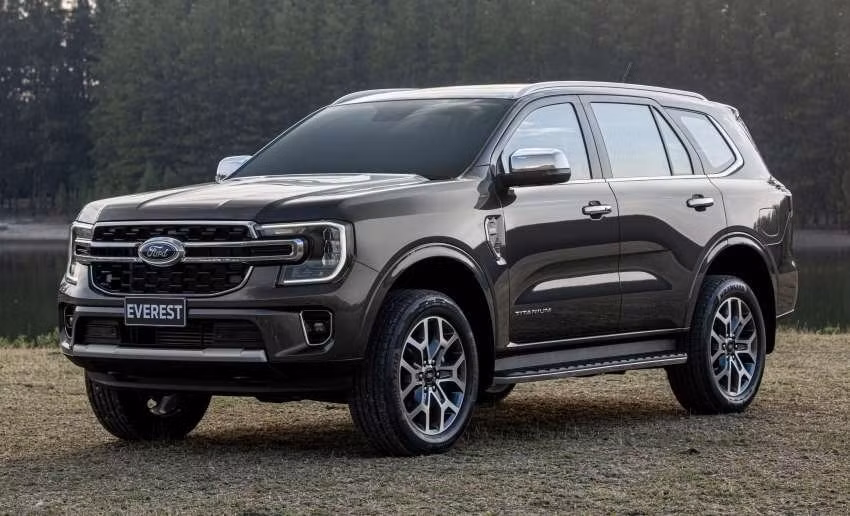 Tuy vậy động cơ cũ vẫn được sử dụng cho Ford Everest thế hệ mới. Trong đó, phiên bản Titanium + được trang bị động cơ diesel 2.0L Bi-Turbo, công suất 207 mã lực tại 3.500 vòng/phút và mô-men xoắn 500 Nm tại dải vòng tua 1.750-2.000 vòng/phút, kết hợp cùng hệ dẫn động 4 bánh và hộp số tự động 10 cấp. Các phiên bản Ambiente, Sport, Titanium sử dụng động cơ diesel 2.0L turbo đơn đi kèm hộp số tự động 6 cấp. Động cơ này có công suất 168 mã lực ở 3.500 vòng/phút, mô-men xoắn cực đại 405 Nm ở dải vòng tua 1.750-2.500 vòng/phút.