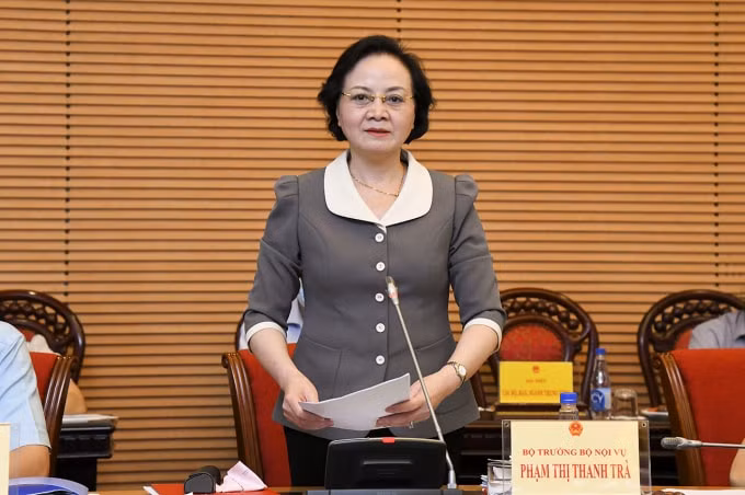 Bộ trưởng Bộ Nội vụ Phạm Thị Thanh Trà trình bày tờ trình tại phiên họp.