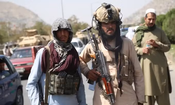 Các chiến binh Taliban đứng gác ở Kabul trong ngày cầm quyền đầu tiên ở Afghanistan. Ảnh: Xinhua