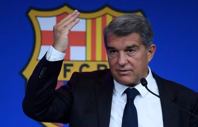 Chủ tịch Joan Laporta thừa nhận tình trạng bất ổn về tài chính của Barcelona. Ảnh: internet