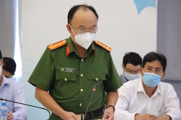 Đại tá Trần Văn Chính, Phó Giám đốc Công an tỉnh Bình Dương thông tin về vụ việc tại cuộc họp báo. Ảnh: TTO
