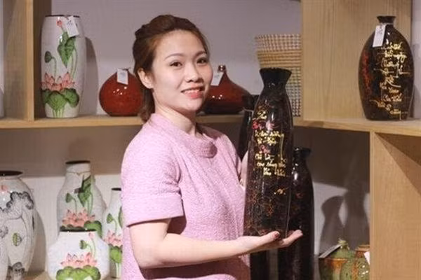 Tự xưng là “đại gia” về gốm, Đỗ Thị Kim Ngân thường livestream trên mạng bán sản phẩm gốm có giá rẻ hơn thị trường để thực hiện hành vi lừa đảo