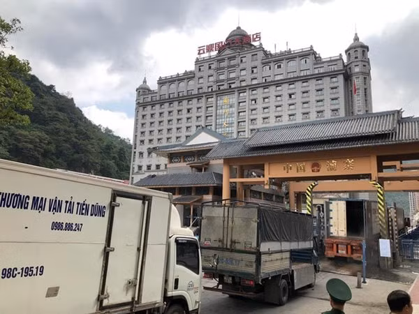 Xe hàng tại cửa khẩu Tân Thanh xuất sang Trung Quốc. Ảnh: NLĐ