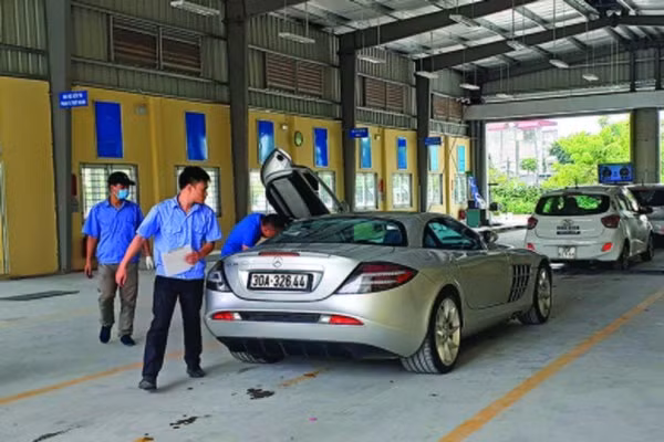 Từ 1/10/2021, chủ xe không phải xuất trình giấy chứng nhận bảo hiểm trách nhiệm dân sự khi đăng kiểm. Ảnh minh họa