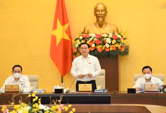 Chủ tịch Quốc hội Vương Đình Huệ phát biểu tại phiên họp.