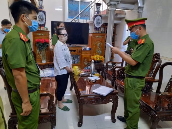 Cơ quan điều tra tiến hành lệnh khám xét khẩn cấp nhà của đối tượng Lê Thị Hiền
