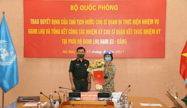Thượng tướng Hoàng Xuân Chiến, Thứ trưởng Bộ Quốc phòng trao Quyết định của Chủ tịch nước cho Trung tá Vũ Thị Kim Oanh làm nhiệm vụ Gìn giữ hòa bình Liên Hợp Quốc