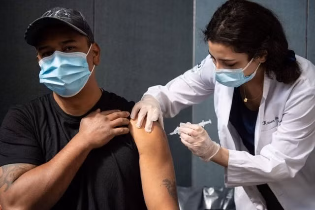 Tiêm vaccine ngừa COVID-19 cho người dân tại New York City, Mỹ. Ảnh: AFP