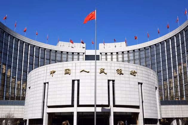 Ngân hàng Nhân dân Trung Quốc (PBOC) giữ nguyên lãi suất đối với khoản vay cơ sở cho vay trung hạn (MLF) trị giá 600 tỷ nhân dân tệ (tương đương 92,6 tỷ USD) đối với một số tổ chức tài chính ở mức 2,95% so với các hoạt động trước đó. Ảnh: AFP.