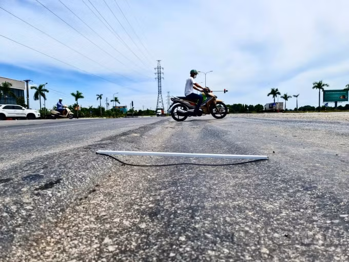 Vệt bánh xe tạo thành rãnh như luống rau, có vị trí hằn sâu 5 đến 10 cm
