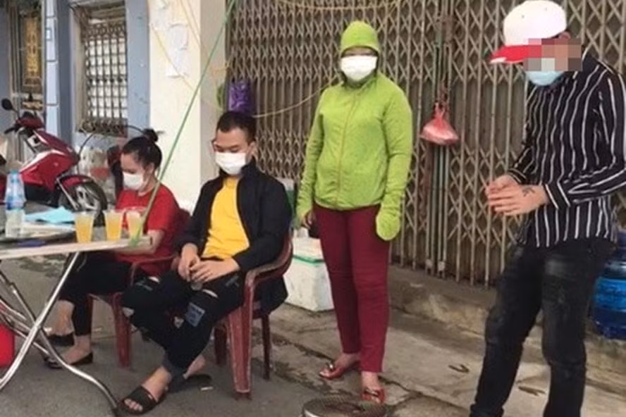 Nam thanh niên N (áo đen, ngoài cùng bên phải) tại chốt kiểm dịch. Ảnh: laodong.vn