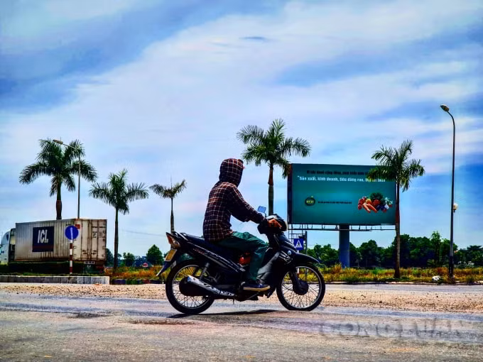 Mặt đường gồ ghề gây mất an toàn khi tham gia giao thông