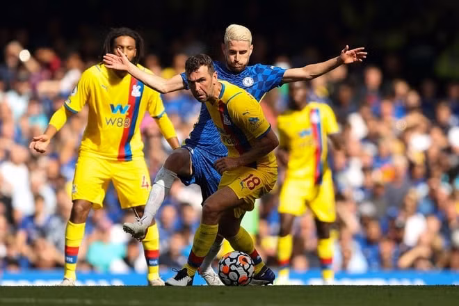 Chelsea (áo xanh) chơi bóng đẳng cấp cao hơn hẳn Crystal Palace (áo vàng). Ảnh: internet