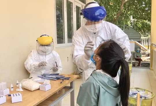 Nhân viên y tế lấy mẫu xét nghiệm Covid-19 cho người dân Quảng Ngãi. Ảnh: minh họa