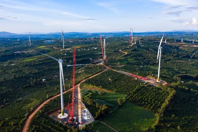 Dự án Nhà máy điện gió Ea Nam 400 MW đang được khẩn trương thi công trong để kịp vận hành thương mại vào cuối tháng 10. Khi hoàn thành, đây sẽ là nhà máy điện gió lớn nhất Việt Nam