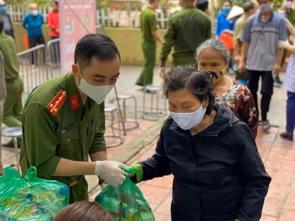 Công an Hà Nội trao nhu yếu phẩm tặng người dân gặp hoàn cảnh khó khăn. Ảnh: ANTĐ