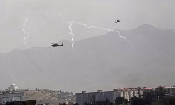 Pháo sáng trên bầu trời thủ đô Kabul ngày 15/8 khi trực thăng quân sự Black Hawk (Mỹ) bay ngang qua. Nguồn: AP
