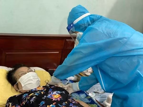 Người lớn tuổi ở quận Tân Phú, TP HCM được nhân viên y tế tiêm vắc xin COVID-19 tại nhà