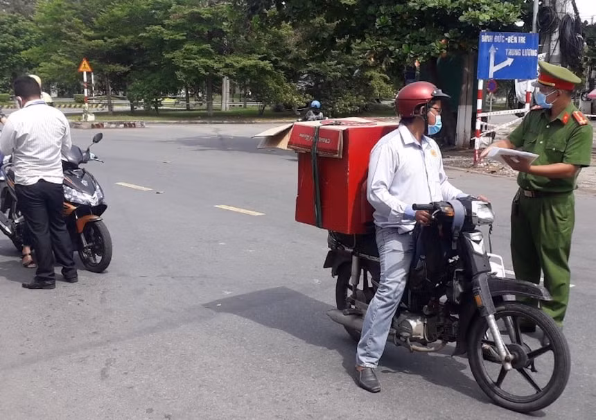 Hình ảnh Công an kiểm tra giấy tờ của người dân lưu thông trong nội ô TP.Mỹ Tho, tỉnh Tiền Giang. Ảnh: Zingnews.vn