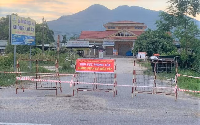 Ngôi chợ ở xã Lộc Thủy bị phong tỏa, do dịch bệnh lây lan ở cộng đồng.