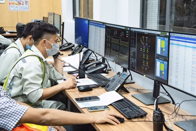 Các kỹ sư của dự án đang kiểm tra trạng thái vận hành của hệ thống
