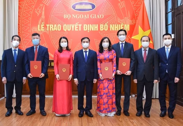 Lãnh đạo Bộ Ngoại giao cùng các cán bộ được bổ nhiệm