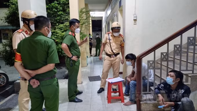Lực lượng chức năng lập biên bản xử phạt hai đối tượng với nhiều lỗi vi phạm.