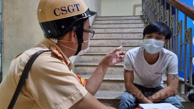 CSGT Đồng Nai làm việc với đối tượng về các lỗi vi phạm giao thông.