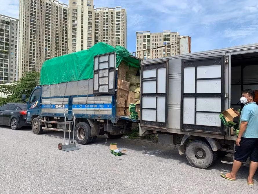 Hình ảnh xe tải trở 1.000 bộ van máy thở bị phát hiện. Ảnh: tienphong.vn