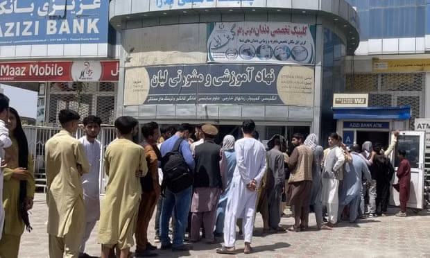 Người dân xếp hàng để rút tiền từ một ngân hàng ở Kabul vào Chủ nhật - Ảnh: Anadolu Agency / Getty Images