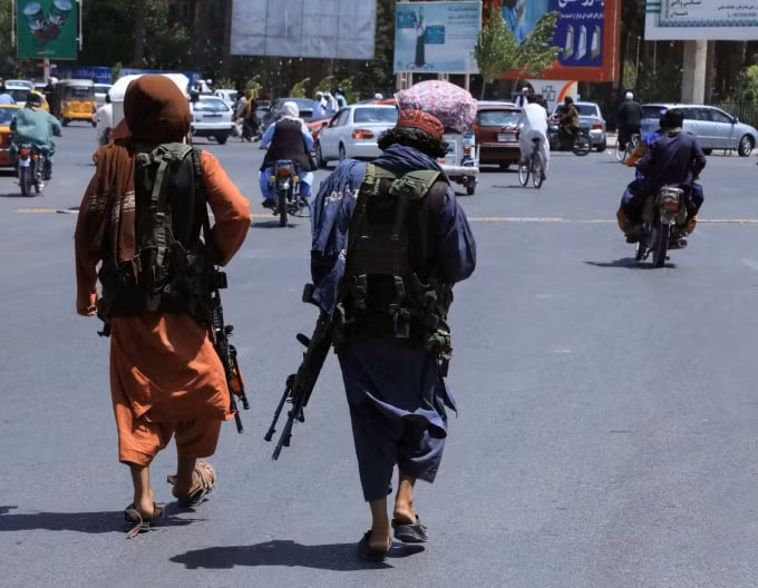 Các chiến binh Taliban tuần tra thành phố Kabul sau khi tiến vào thủ đô - Ảnh: Reuters
