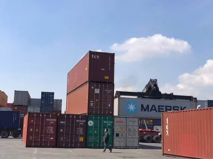 Ông Trần Quốc Khánh, Thứ trưởng Bộ Công Thương vừa có văn bản gửi một số Hội, Hiệp hội, các doanh nghiệp vận tải, cảng biển về việc xem xét giảm phí lưu container, lưu kho, lưu bãi.