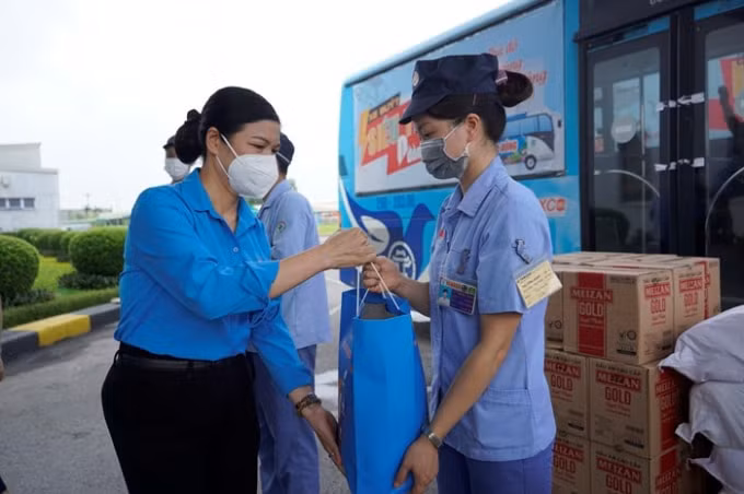 Bà Đặng Thị Phương Hoa trao túi 
