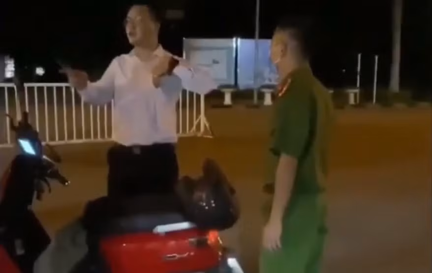 Người đàn ông đi xe máy điện định vượt chốt kiểm dịch vào trong khu đô thị Đặng Xá, xã Đặng Xá (Gia Lâm, Hà Nội).