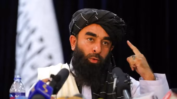 Phát ngôn viên của Taliban Zabihullah Mujahid phát biểu tại cuộc họp báo đầu tiên của ông ta, ở Kabul, Afghanistan vào ngày 17 tháng 8. Trong nhiều năm, Mujahid đã là một nhân vật đưa ra các tuyên bố thay mặt cho các chiến binh. © AP