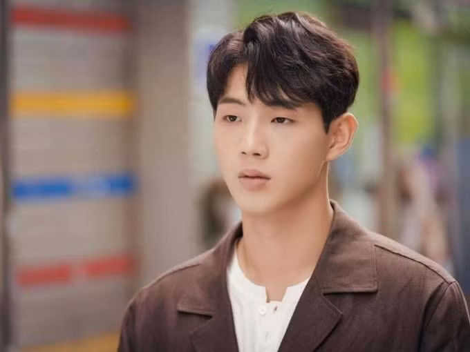 Ji Soo vướng cáo buộc bạo lực học đường, trấn lột tiền, quấy rối tình dục, thường xuyên có hành động thô lỗ..