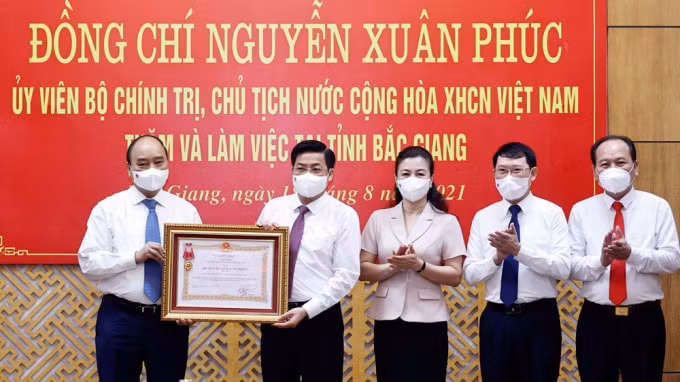 Bắc Giang là địa phương đầu tiên của cả nước được Chủ tịch nước Nguyễn Xuân Phúc tặng thưởng về thành tích trong công tác phòng, chống dịch COVID-19.