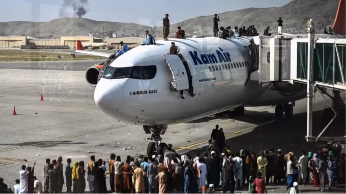 Khung cảnh người dân Afghanistan tập trung tại sân bay ở thủ đô Kabul chờ sơ tán hôm 16/8. Ảnh: The New York Times.